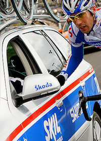 A Skill-Shimano rider gets back to his team car to talk strategy by Franklin Tello
