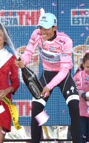 Contador sprays spumante in the Maglia Rosa